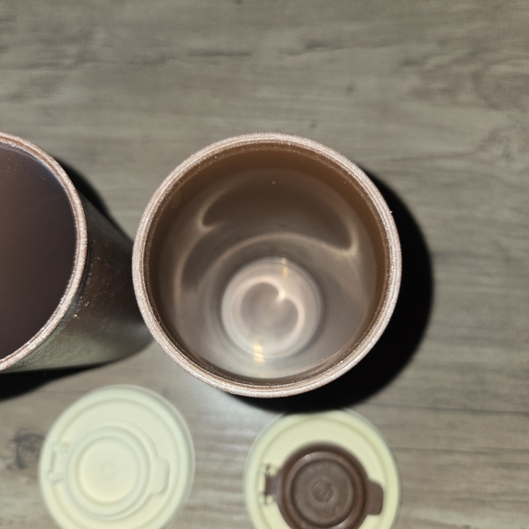 Vintage Tupperware Brown and almond Salt and Pepper shakers 1329 x2 , 629 x2 - Picture 5 of 6